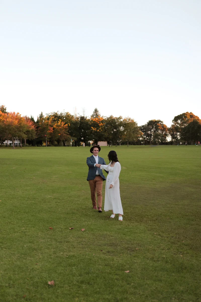Una pareja disfruta del paseo por el parque