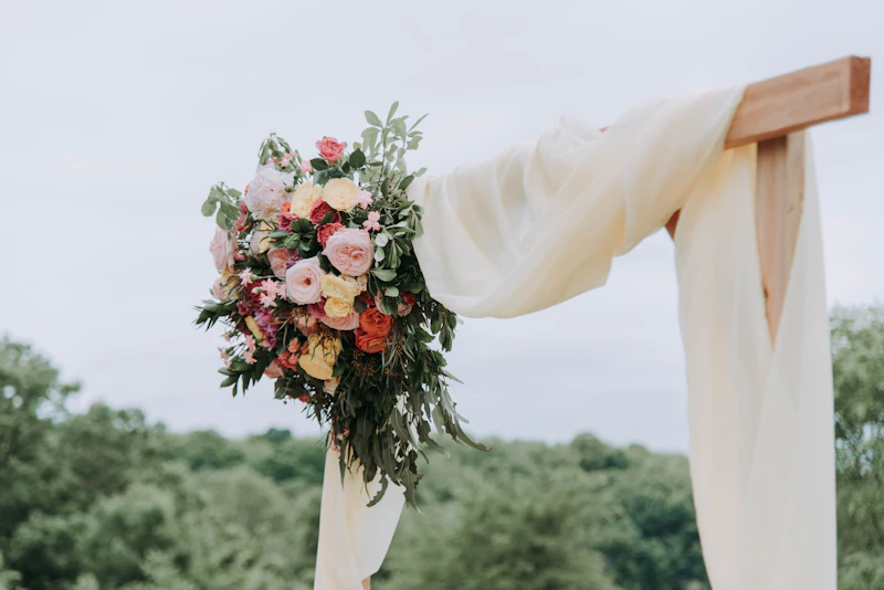 Ramo de flores silvestres que sostiene la novia